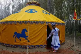 蒙古一家人睡在一个蒙古包里，新婚夫妇怎么办？当地人道出了实情图片