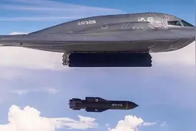 美军B-2飞了13000公里，扔下巨型钻地弹，只为炸烂胡塞的瓶瓶罐罐图片