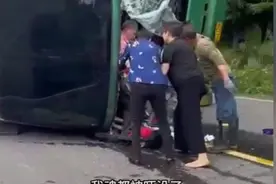 惨烈！重庆一载54人大巴侧翻，乘客多数为老年人，知情人爆细节图片