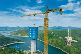 湖北丹江口到河南淅川1小时达 中交二航局承建国内最大跨径跨峡谷分离式混合梁斜拉桥双主塔成功封顶图片