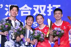 郑思维热情拥抱蔡侑玎 观众起哄图片