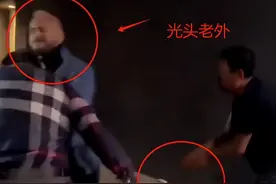 2老外抢劫中餐馆遭反杀，被东北老板打满头血，看见警察委屈痛哭图片