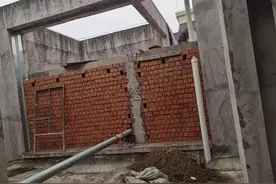 顶楼业主违建成风危险重重 小区居民投诉一年多无果：谁来为我们安全负责？图片