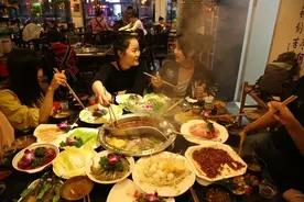吃火锅时，服务员频繁热情的问要不要“加汤”，其实这是一种暗示图片