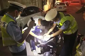 淄博街头，两名未成年人被查！图片