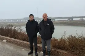 生死1分27秒！河北父子俩刚救出人，车就完全沉到水底……图片