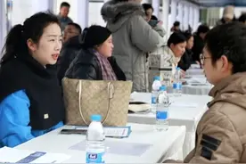 用人单位入校招才 陕西高校拉开春季校园招聘会序幕图片