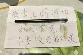 哈哈一笑，50张搞笑动图：一个人吃饭，常常遇到这么尴尬的事！图片