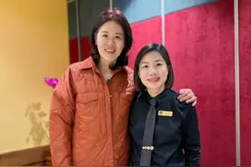 郎平最新消息！郎导和丈夫王育成，与女排名将曾春蕾等人聚餐！图片