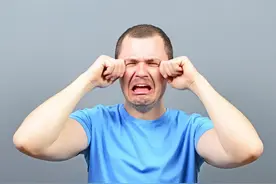 才二十来岁就腰椎间盘突出了，后半辈子就废了？真没办法治好了？图片