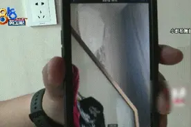 她在家里玩手机，顶上突然喷出大量......图片