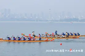 锣鼓声震耳欲聋，口号声此起彼伏，用“龙舟赛”的方式打开南湖图片