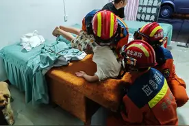 湖北黄石：小男孩头卡按摩床孔洞，大冶消防“拔葱式”救援图片