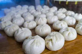 三十年前我一个人在家过年，邻居婶婶来敲门，递给我三个包子图片