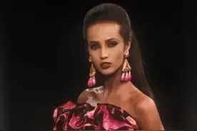 从牧羊女到世界名模，世界反割礼第一女性“沙漠之花”华莉丝迪里图片
