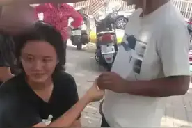 林靖恩再次现身街头状况堪忧，被半裸老汉骚扰，不仅没走还很享受图片