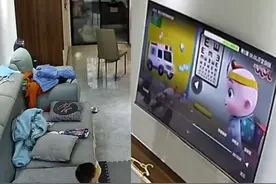 为了看个电视，1岁萌娃在沙发边缘疯狂试探图片