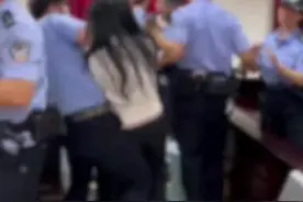 闹大了！贵阳女律师庭审现场遭法警抢夺手机受伤，评论区吵翻天了图片
