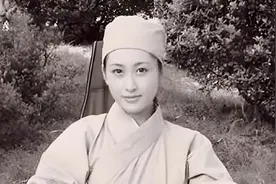 1950年，我军到尼姑庵剿匪，见一尼姑胸脯过大，画后竟藏玄机图片