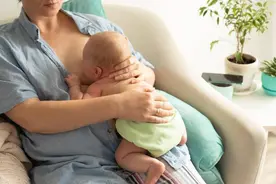 追奶|正确的、合适的喂奶姿势，含乳姿势常被忽略！图片