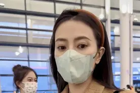 网友机场偶遇高圆圆，据说她本人脸很小，而且眼睛超大，巨好看！图片
