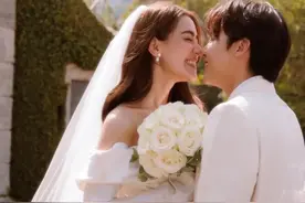 泰国明星夫妇Mark 和Kim长跑10年，去年结婚，Kim一共收获4枚婚戒图片