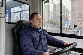 武汉532路司机张亮：每趟重复上百遍“温馨提示语”图片