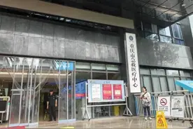 后续！重庆地铁站石砖脱落被砸中孕妇仍在ICU， 7个月的胎儿未保住图片