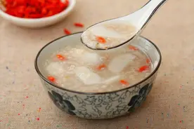 《小孩子为啥下眼袋发黑？一文解析原因及解决方案》图片