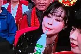 春晚镜头前狂喝AD钙的小姐姐，到底是何方神圣？本人出来澄清了！图片
