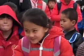 后不后悔？宁夏那个一笑成名拒绝百万签约的小女孩，现在成了这样图片