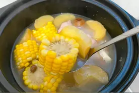 苹果玉米莲子汤，健脾开胃、润肺降燥、宁心安神（小魚儿菜谱454图片