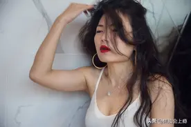 夫妻睡觉时，女人频繁有这5个动作，八成是已经给男人戴绿帽子了图片