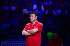 1-3！中国女排输给日本队后，蔡斌被网暴，现场观众齐喊：换朱婷图片
