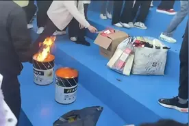 安徽芜湖一高校当众销烟，校方：禁止学生吸烟图片