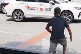 太逗！广东街头，男子疑似在车流中碰瓷，但多次未遂。评论区炸锅图片