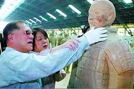 1983年，兵马俑被日本人推倒摔碎，日本:可以赔偿，但碎片要留下图片