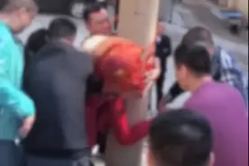 太气愤！山西新娘遭婚闹被绑电线杆上。网友：太恶俗，直接离婚吧图片