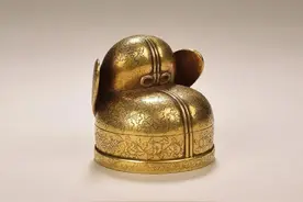 一女子拔草时捡到个铜帽子，几天后，大爷出七万元要买图片