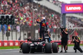 风驰电掣的F1赛场，有人当了五十年幕后英雄图片