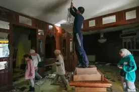 巴沙尔宫殿被洗劫！凳子窗帘柜子门都拿走，连叙利亚银行也被抢图片