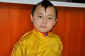 6岁上春晚8岁去世，被父母“吸干血”的邓鸣贺，悲剧谁来买单？图片