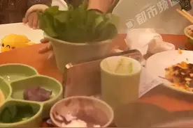 郑州女子回应“拿隔壁桌剩菜涮火锅”：朋友都不嫌弃图片