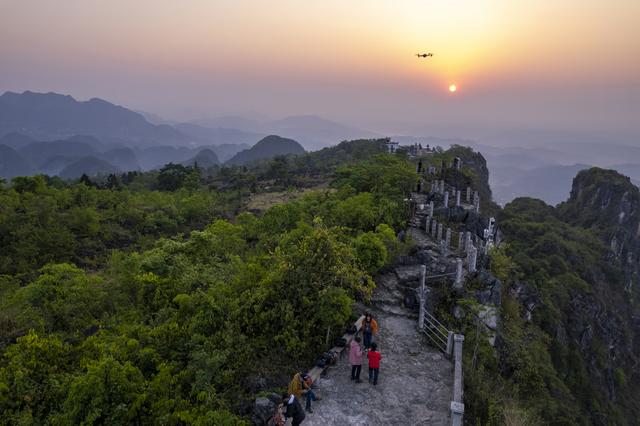 贵州兴义：云端探景 捕捉云海日出