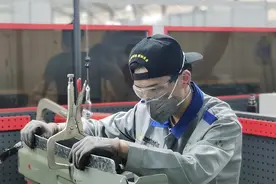技能大赛车身修理冠军原是00后汽修“小白”图片