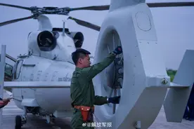 夜幕下，战机接续起飞！图片