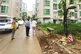 小区燃气管道改造路面被挖开，海口一小区业主：半个多月了还没完工，出行不便还有安全隐患图片