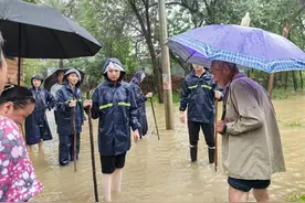 巾帼不让须眉 女干部也顶半边天 ——记卧龙区英庄镇广大女干部防汛救灾先进事迹图片
