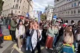 英国女孩人群中高喊“我们爱哈马斯”引不满，当地反犹情绪高涨图片