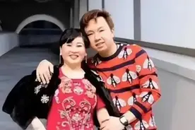 女婿拍照，丈母娘大胆亲脸摸大腿合照，我终于明白他们的不寻常图片